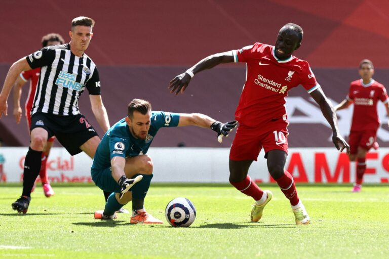 LIVERPOOL, ENGLAND - APRIL 24: Martin Dubravka of Newcastle United collects the ball from the feet of Sadio Mane of Liverpool during the Premier League match between Liverpool and Newcastle United at Anfield on April 24, 2021 in Liverpool, England. (Photo by David Klein - Pool/Getty Images)