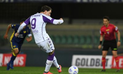 VERONA, ITALY - APRIL 20: Dusan Vlahovic of ACF Fiorentina scores their team's first goal from the penalty spot during the Serie A match between Hellas Verona FC and ACF Fiorentina at Stadio Marcantonio Bentegodi on April 20, 2021 in Verona, Italy.