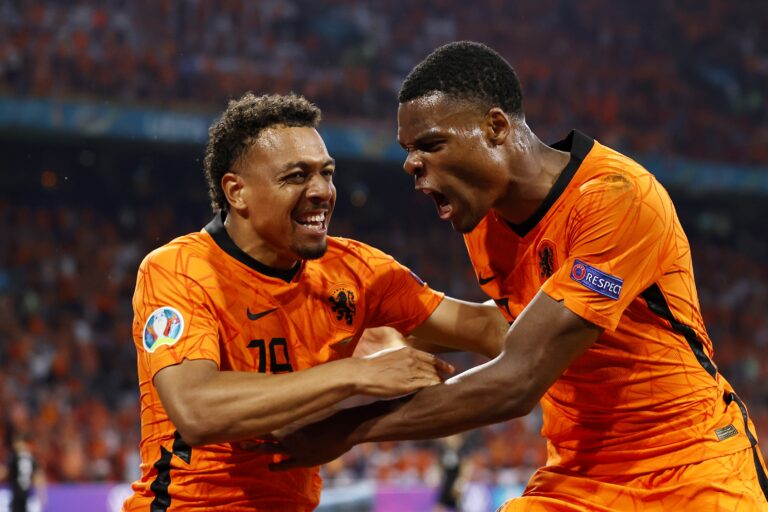 AMSTERDAM - (lr) Donyell Malen of Holland, Denzel Dumfries of Holland celebrate 2-0 during the UEFA EURO 2020 Group C match between the Netherlands and Austria at the Johan Cruijff ArenA on June 17, 2021 in Amsterdam, Netherlands.