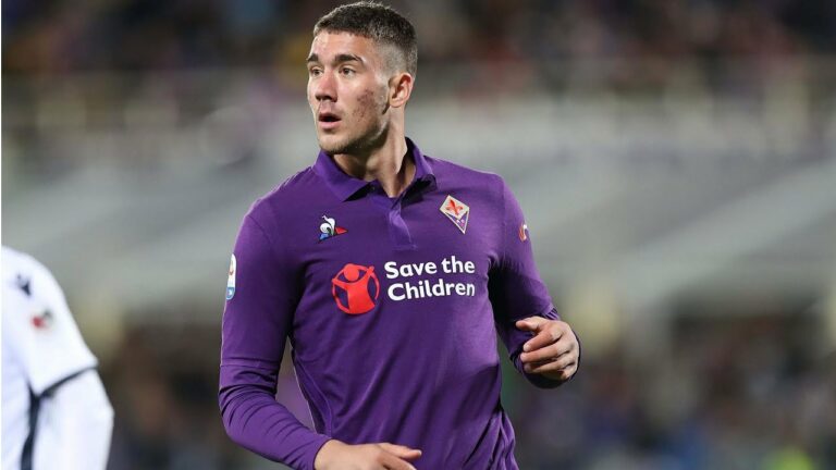 FLORENCE, ITALY - FEBRUARY 05: Dusan Vlahovic of ACF Fiorentina looks on during the Serie A match between ACF Fiorentina and FC Internazionale at Stadio Artemio Franchi on February 05, 2021 in Florence, Italy. (Photo by Gabriele Maltinti/Getty Images)
