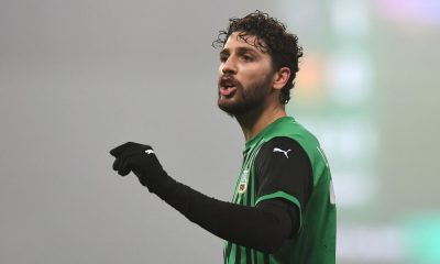 REGGIO NELL'EMILIA, ITALY - DECEMBER 11: Manuel Locatelli of US Sassuolo gestures during the Serie A match between US Sassuolo and Benevento Calcio at Mapei Stadium - Città del Tricolore on December 11, 2020 in Reggio nell'Emilia, Italy. (Photo by Alessandro Sabattini/Getty Images)