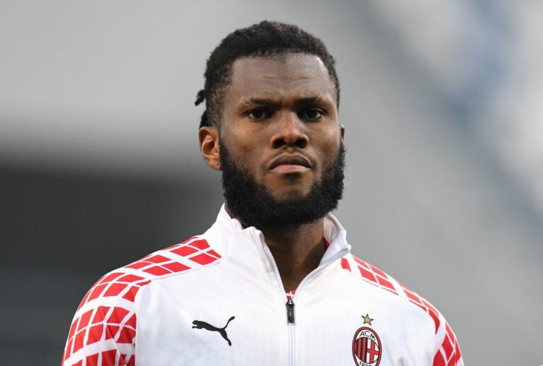 REGGIO NELL'EMILIA, ITALY - DECEMBER 20: Frank Kessie of AC Milan looks on during the Serie A match between US Sassuolo and AC Milan at Mapei Stadium - Città del Tricolore on December 20, 2020 in Reggio nell'Emilia, Italy. (Photo by Alessandro Sabattini/Getty Images)