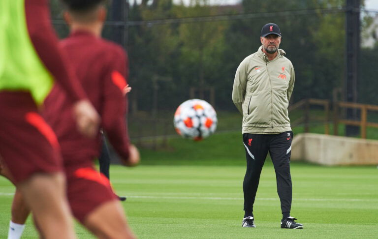 KIRKBY, ENGLAND - AUGUST 11: (THE SUN OUT, THE SUN ON SUNDAY OUT) Manager Jurgen Klopp of Liverpool during a training session at AXA Training Centre on August 11, 2021 in Kirkby, England. (Photo by Nick Taylor/Liverpool FC/Liverpool FC via Getty Images)