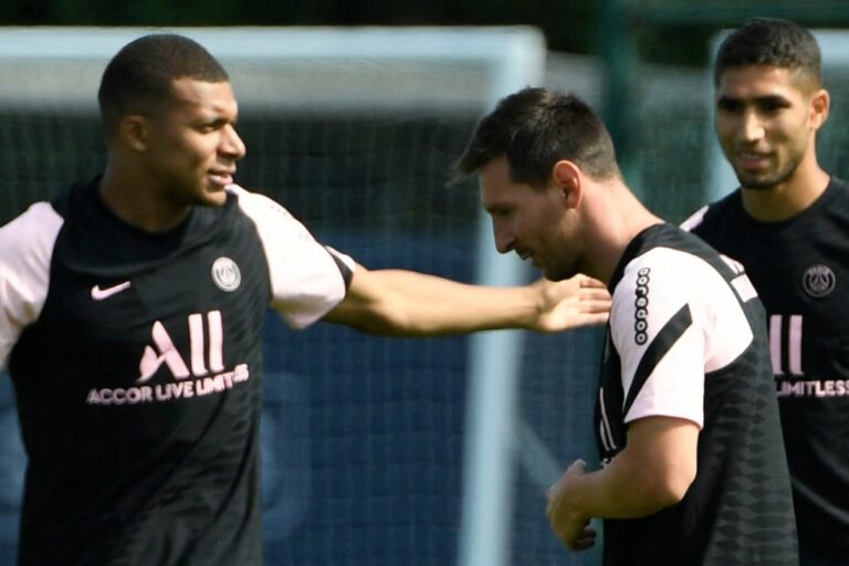 (From L) Paris Saint-Germain's French forward Kylian Mbappe, Paris Saint-Germain's Argentinian forward Lionel Messi and Paris Saint-Germain's Moroccan defender Achraf Hakimi attend a training session at the Camp des Loges Paris Saint-Germain football club's training ground in Saint-Germain-en-Laye on august 13, 2021. (Photo by Bertrand GUAY / AFP) (Photo by BERTRAND GUAY/AFP via Getty Images)