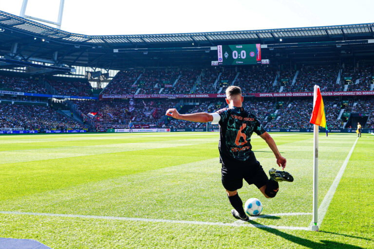 Eckball Joshua Kimmich (FC Bayern Muenchen, 06) GER, SV Werder Bremen vs. FC Bayern Muenchen, Fussball, Bundesliga, Spie