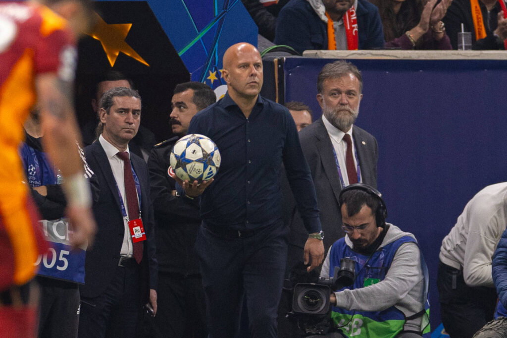 Arne Slot will face a weakened Chlesa on Saturday (Credits: Imago Images)